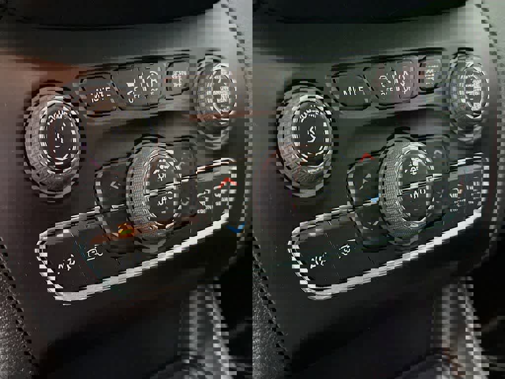 Used 2023 Jeep Cherokee Altitude Lux image 21