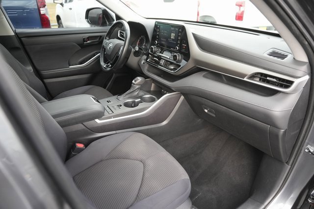 Used 2021 Toyota Highlander LE image 17