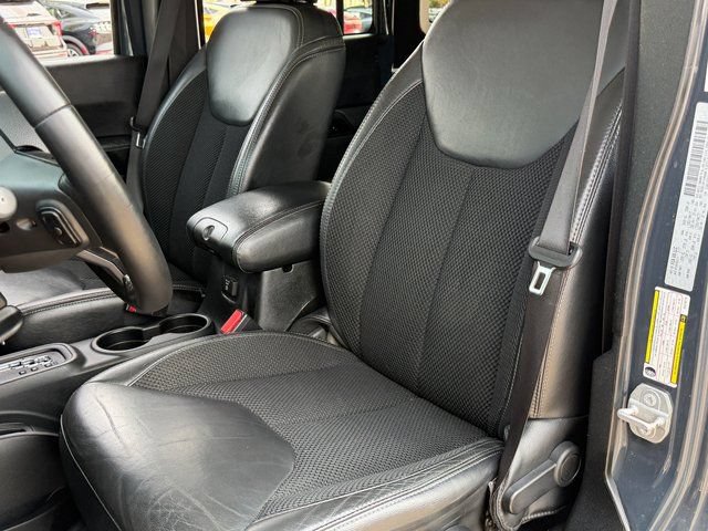 Used 2017 Jeep Wrangler Unlimited Sahara AWD/4WD image 8