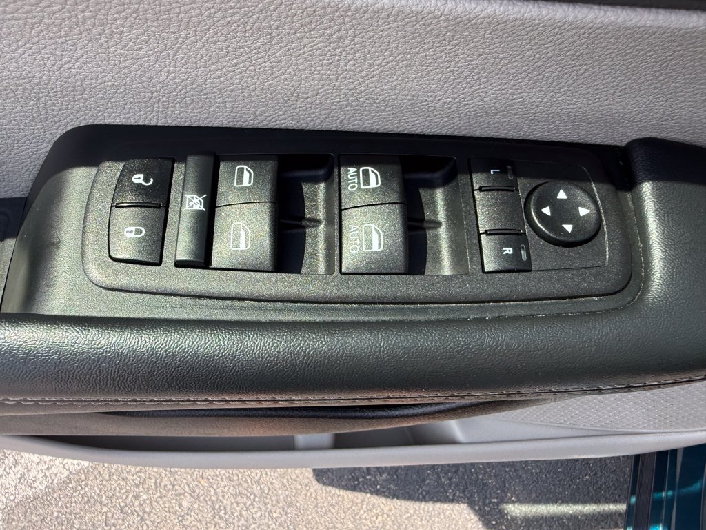 Used 2024 Chrysler Pacifica Touring-L FWD image 15