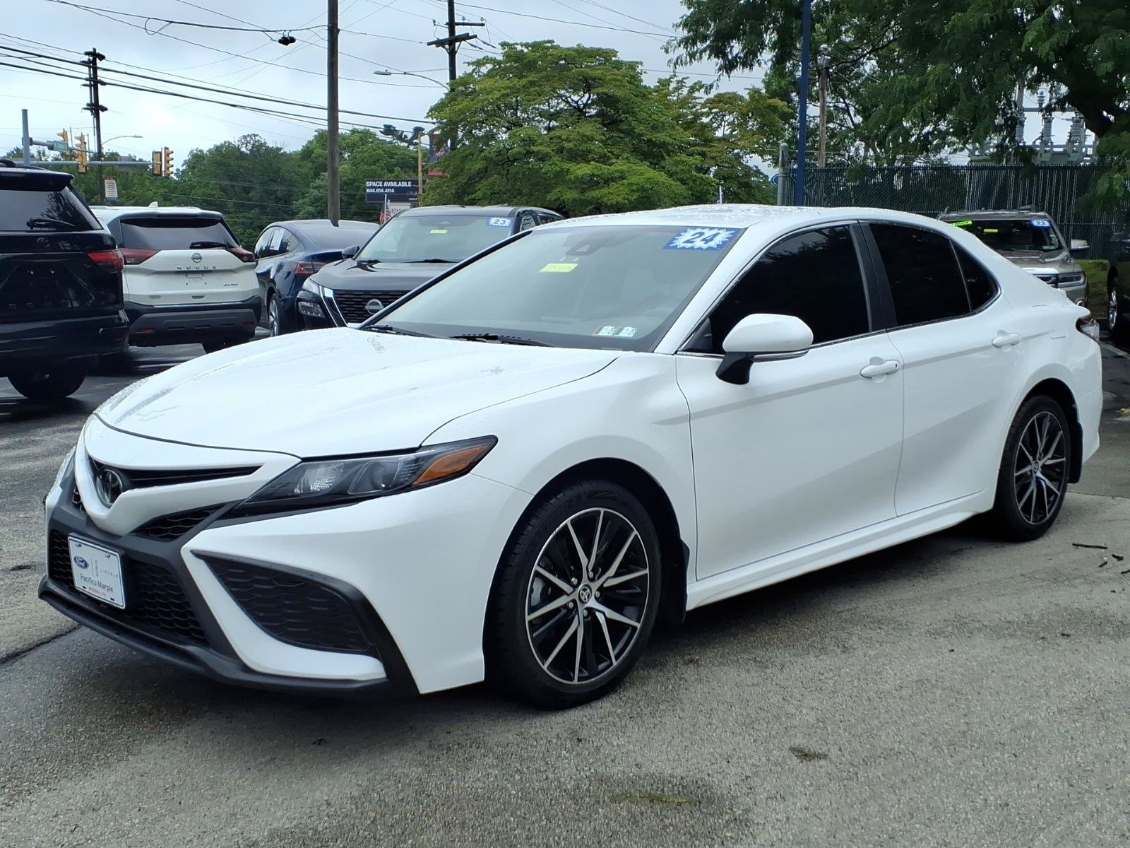 Used 2024 Toyota Camry SE w/ Cold Weather Package FWD image 7