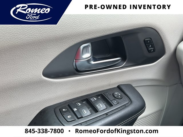 Used 2024 Chrysler Pacifica Touring-L FWD image 22