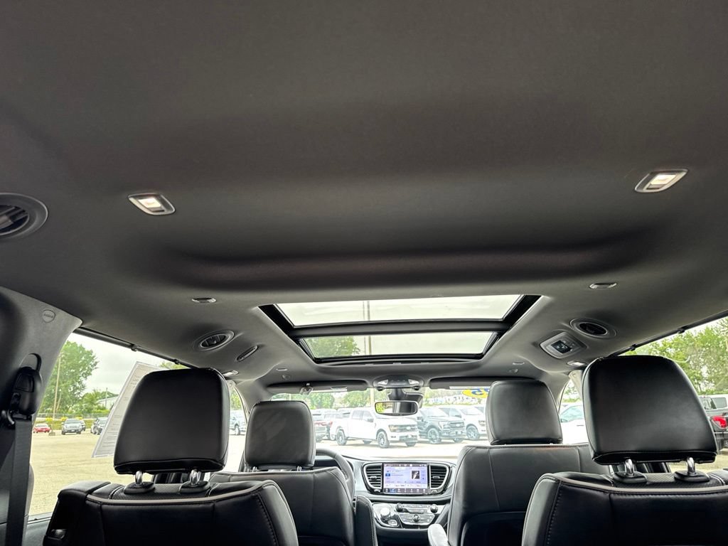 Used 2025 Chrysler Pacifica Limited FWD image 28