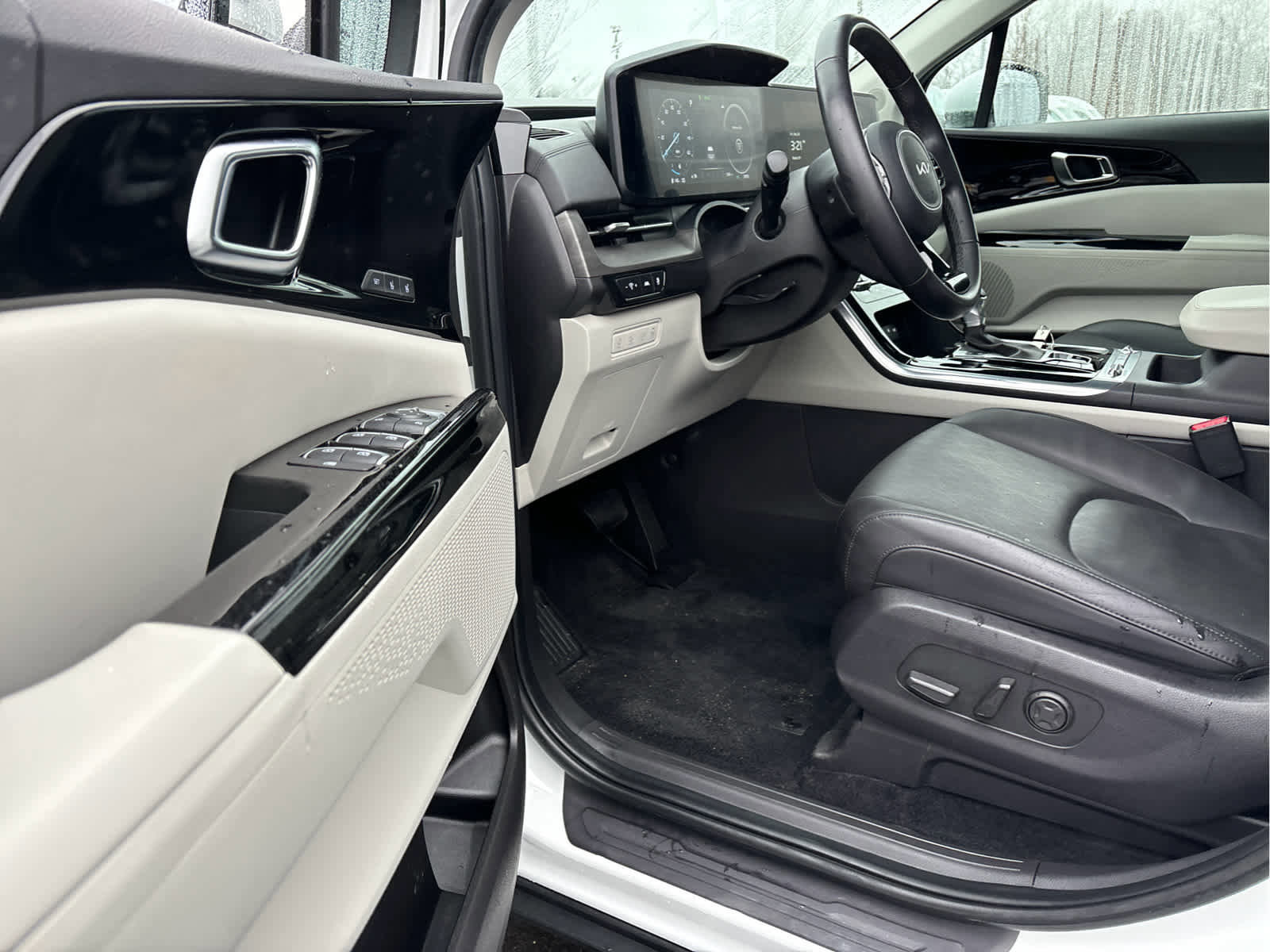 Used 2024 Kia Carnival SX image 11