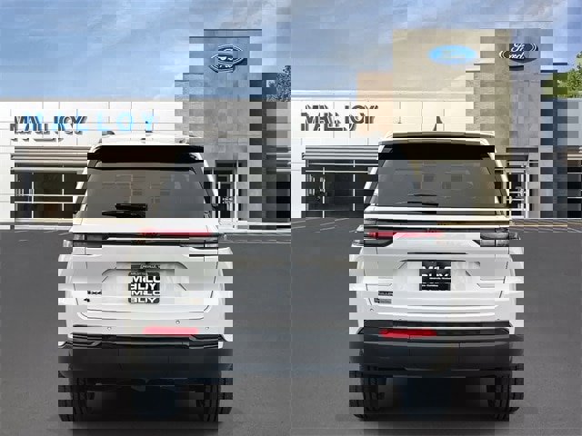 Used 2023 Jeep Grand Cherokee Altitude image 3