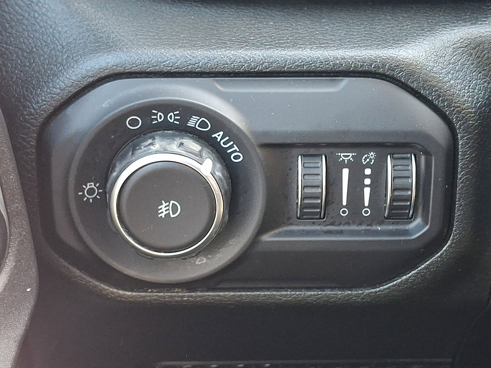 Used 2018 Jeep Wrangler Unlimited Sahara w/ Cold Weather Group AWD/4WD image 26