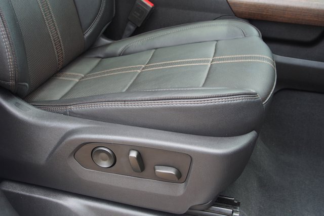 Used 2023 Chevrolet Silverado 1500 High Country w/ High Country Premium Package AWD/4WD image 13
