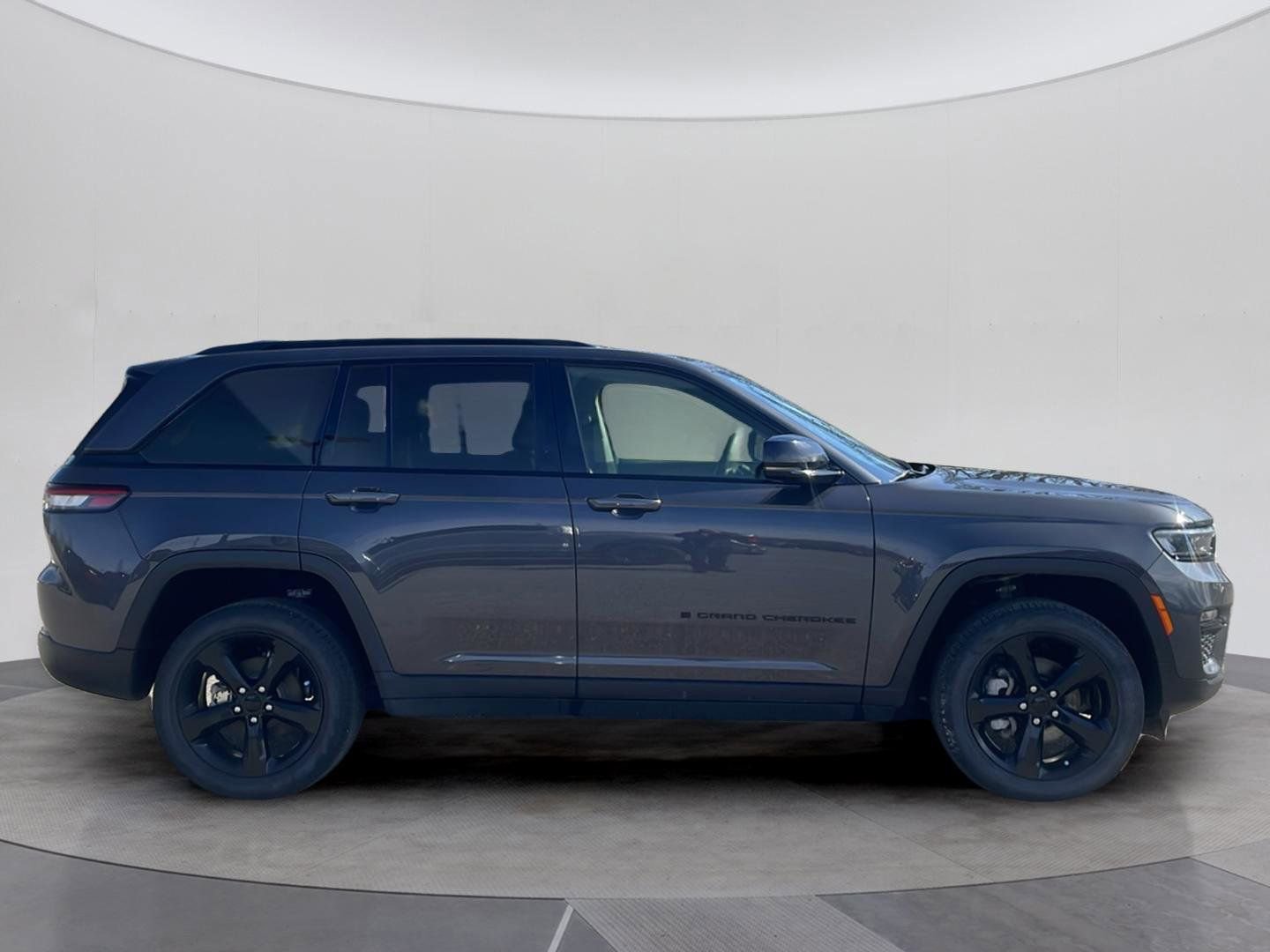 Used 2023 Jeep Grand Cherokee Limited w/ Black Appearance Package AWD/4WD image 8
