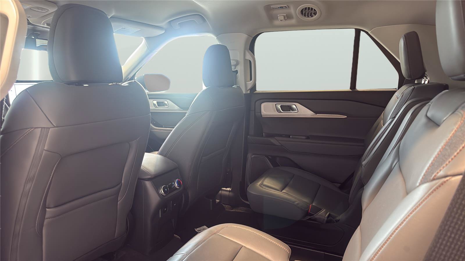 Certified 2025 Ford Explorer Active w/ Active Comfort Package AWD/4WD image 17