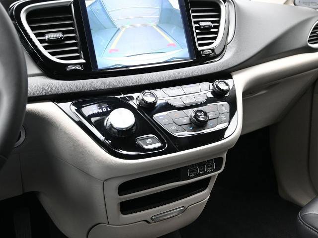 Used 2024 Chrysler Pacifica Touring-L image 35