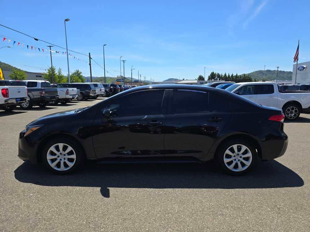 Used 2025 Toyota Corolla LE FWD image 2