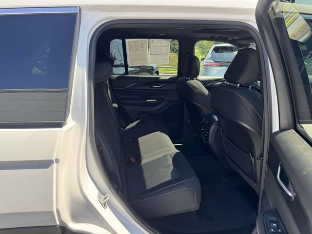 Used 2024 Jeep Grand Cherokee Laredo X AWD/4WD image 12