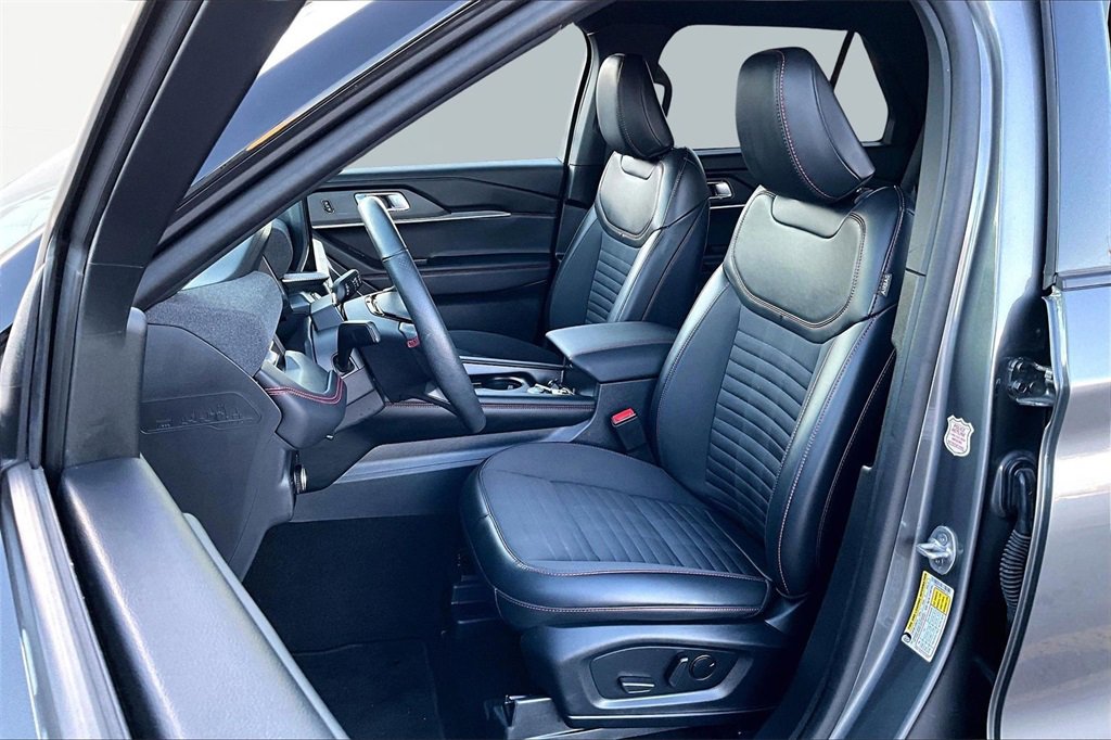 Certified 2025 Ford Explorer ST-Line w/ ST-Line Street Pack image 25