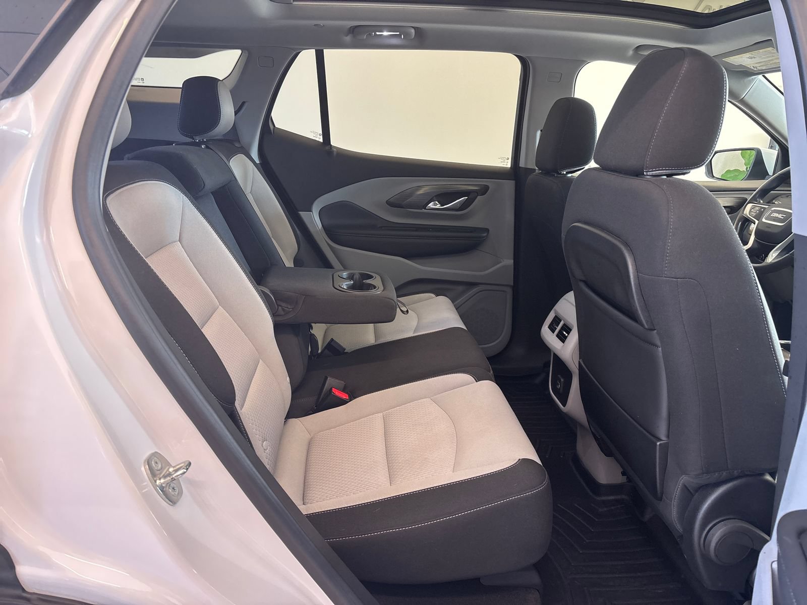 Used 2022 GMC Terrain SLE w/ Driver Convenience Package FWD image 9