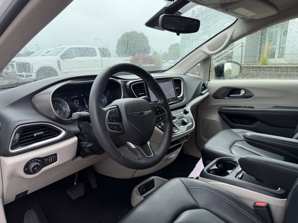 Used 2024 Chrysler Pacifica Touring-L FWD image 9