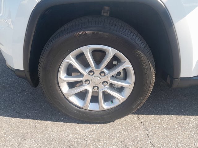 Used 2021 Jeep Grand Cherokee Laredo AWD/4WD image 9