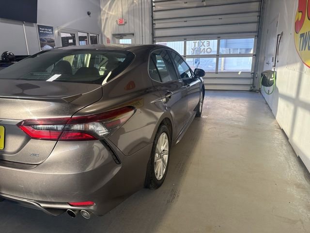 Used 2023 Toyota Camry SE image 4