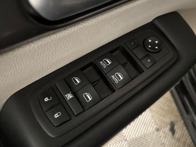 Used 2024 Chrysler Pacifica Touring-L FWD image 16