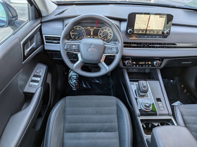 Used 2023 Mitsubishi Outlander SE image 32