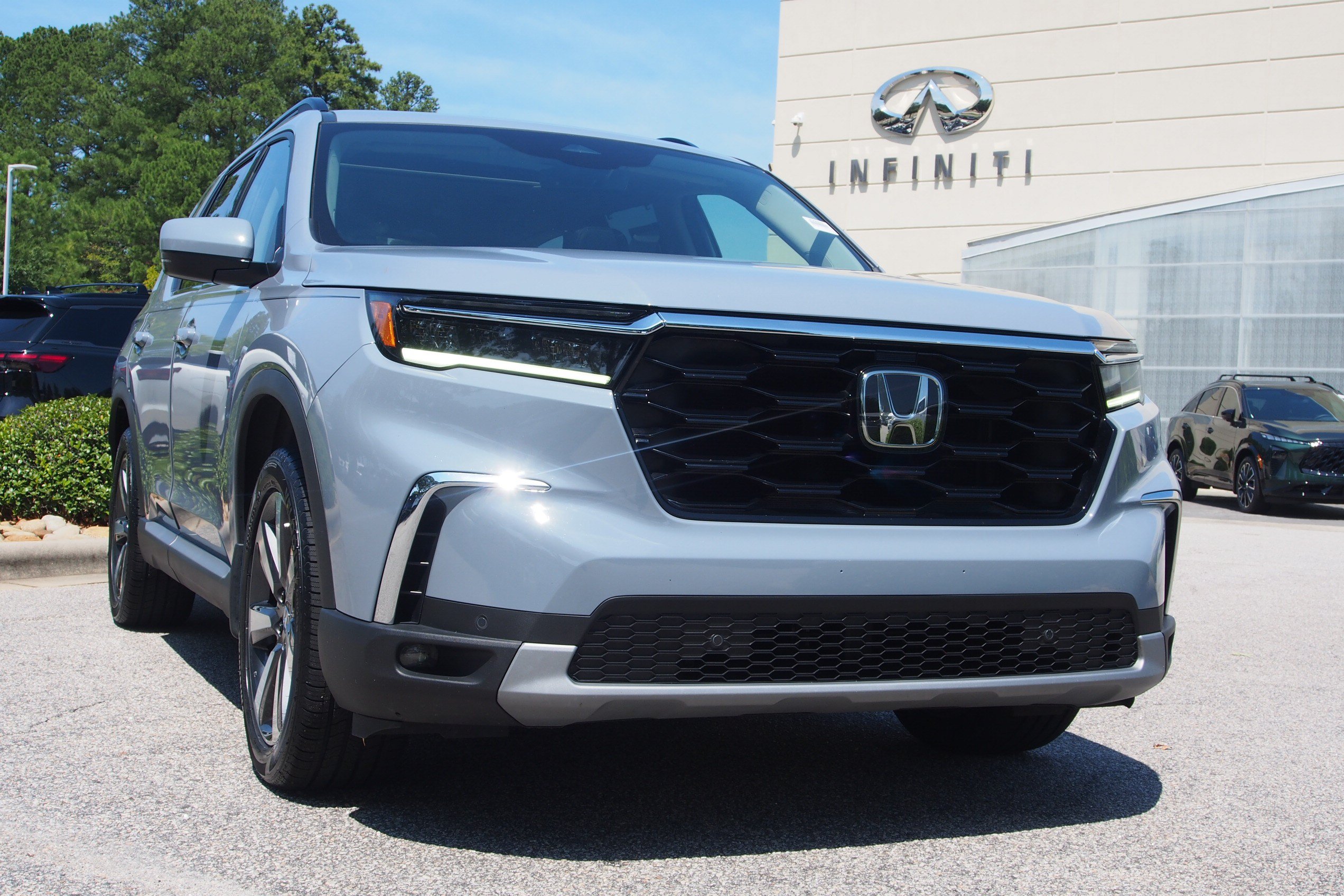 Used 2025 Honda Pilot Touring image 2
