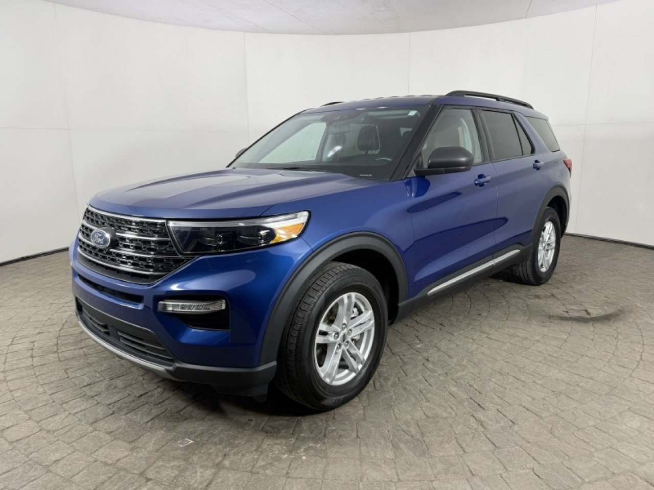 Certified 2022 Ford Explorer XLT w/ Equipment Group 202A AWD/4WD image 3