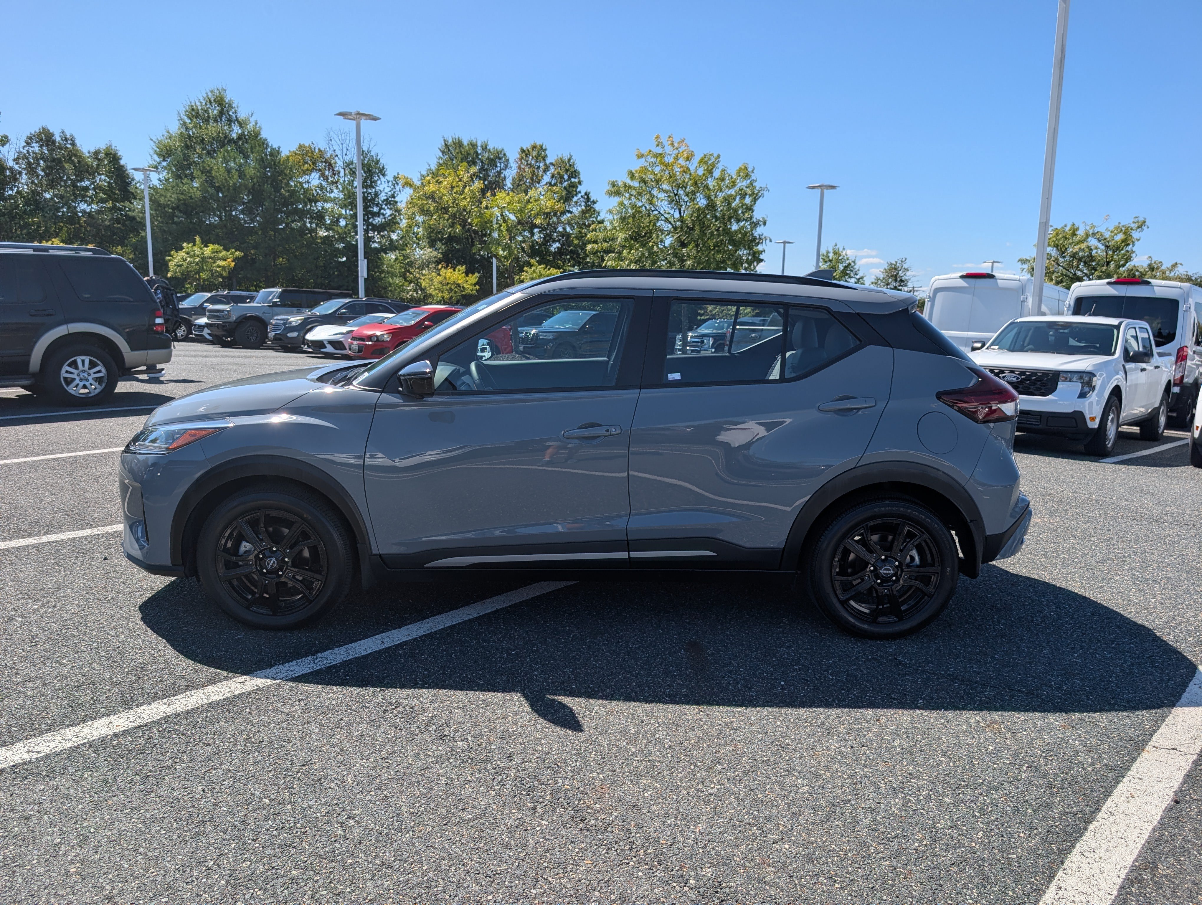 Used 2023 Nissan Kicks SR w/ SR Premium Package FWD image 6