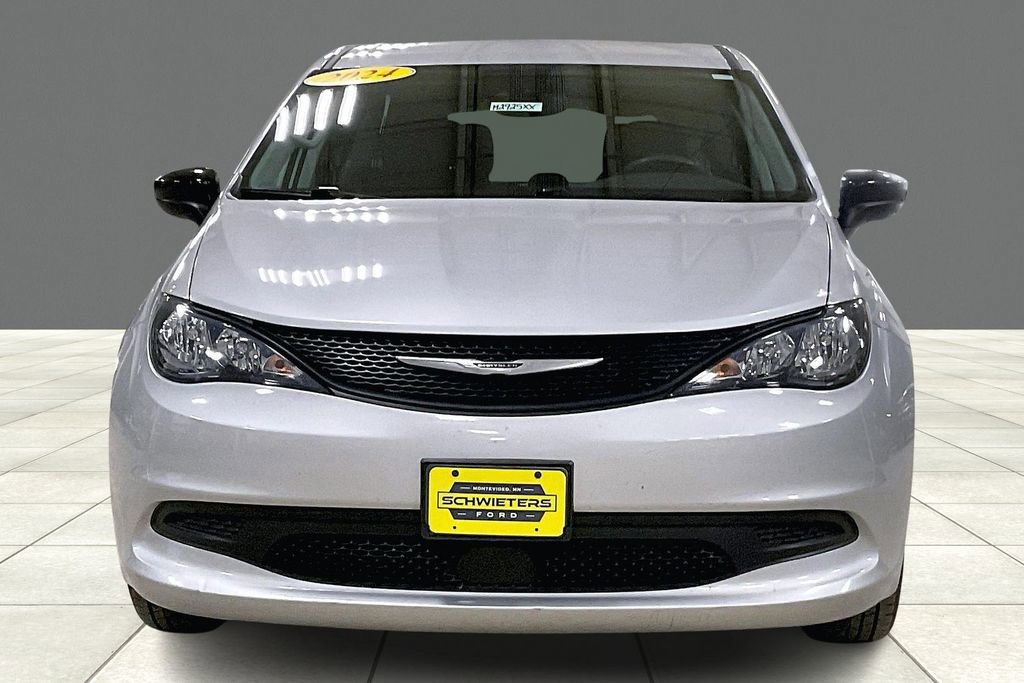 Used 2024 Chrysler Voyager LX image 3