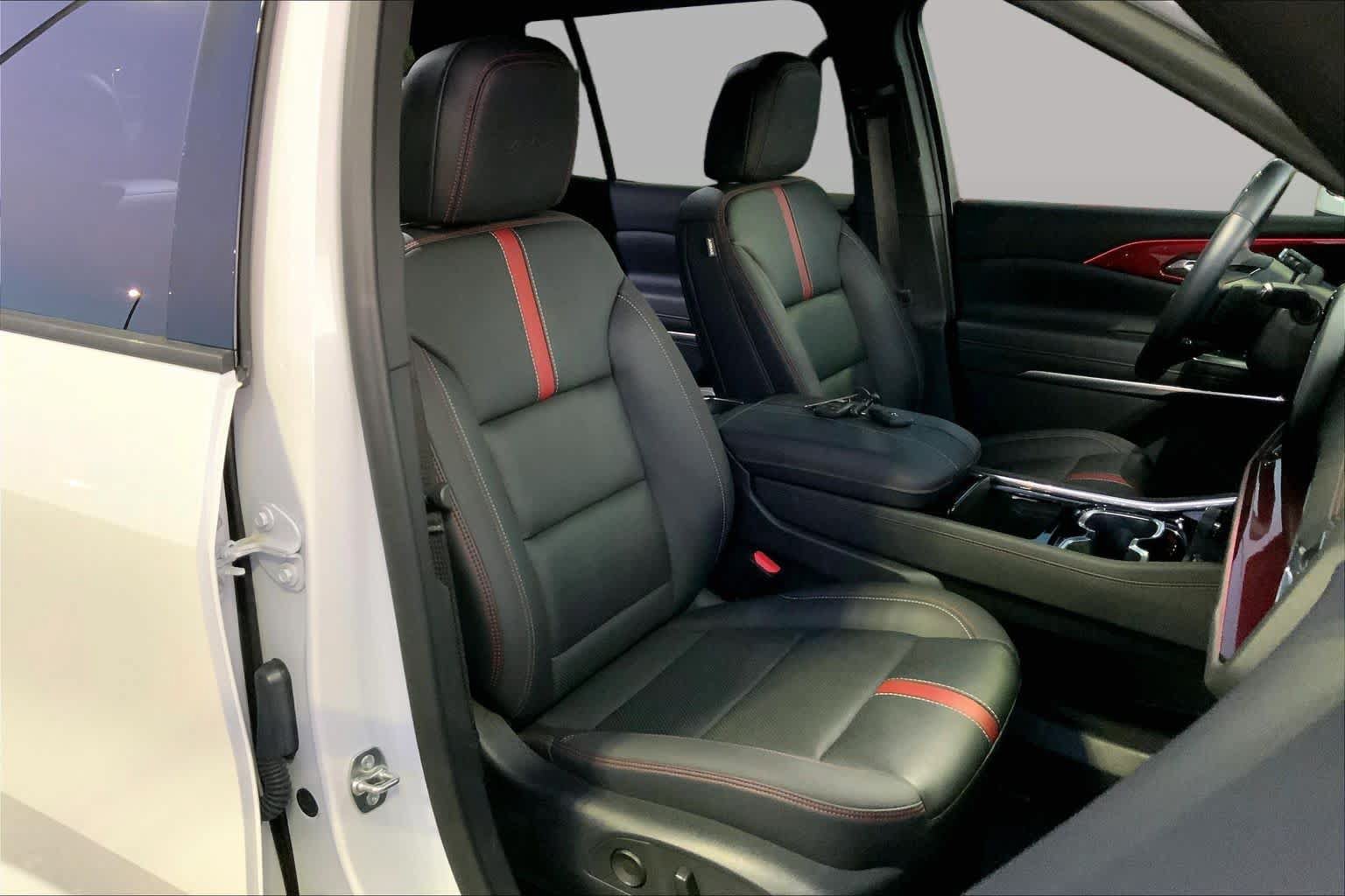 Used 2024 Chevrolet Traverse RS FWD image 8