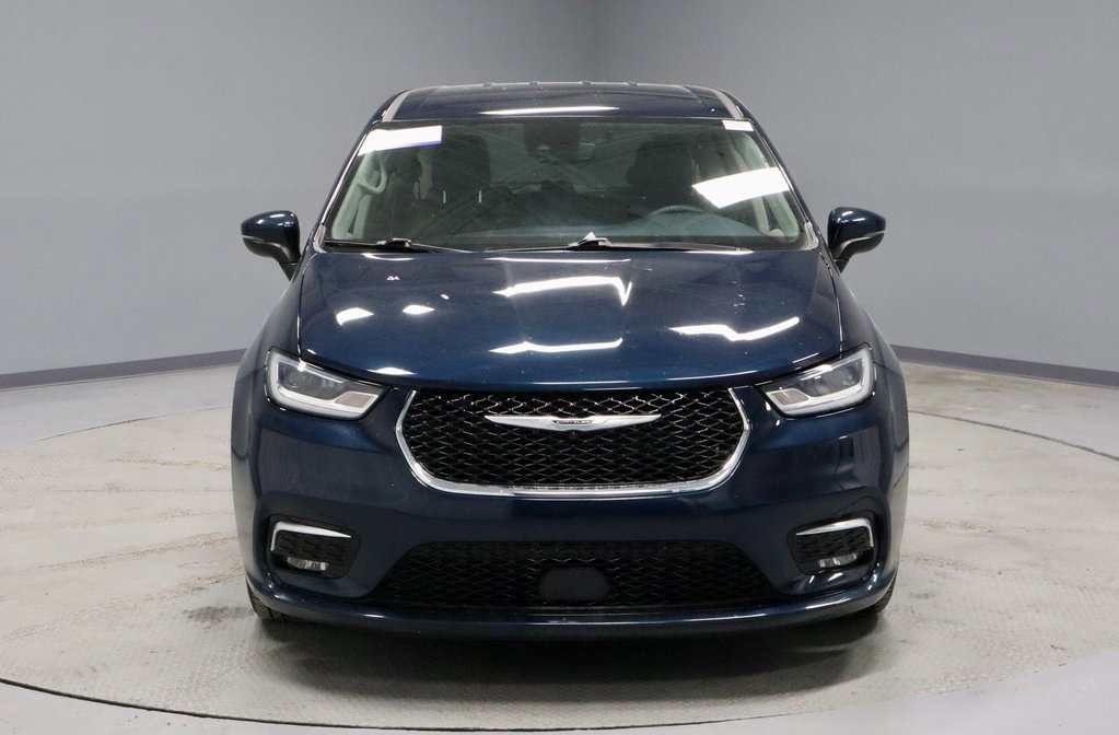 Used 2023 Chrysler Pacifica Touring-L image 8