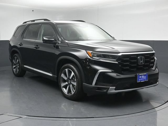 Used 2025 Honda Pilot Touring image 1