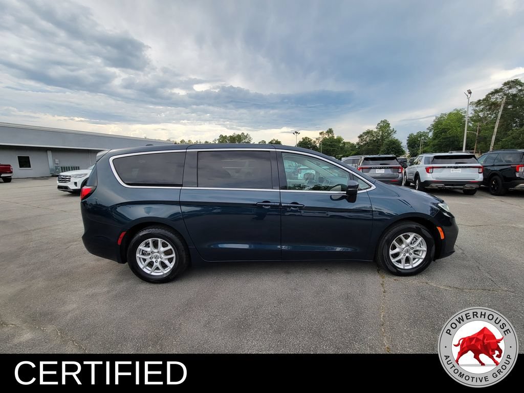Used 2023 Chrysler Pacifica Touring-L FWD image 7