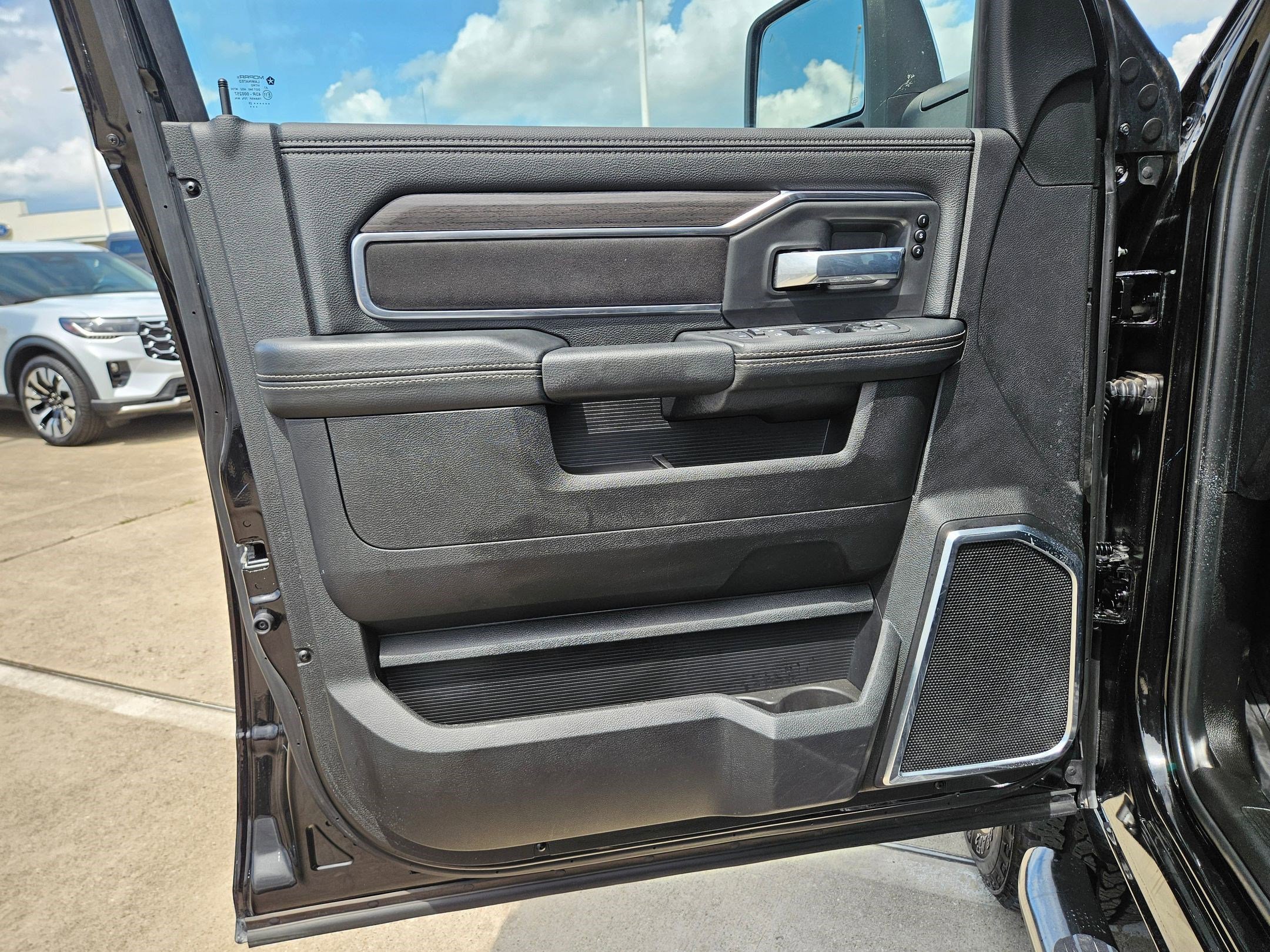 Used 2025 RAM 2500 Laramie AWD/4WD image 14