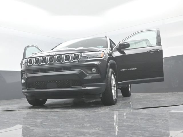 Used 2024 Jeep Compass Latitude AWD/4WD image 30