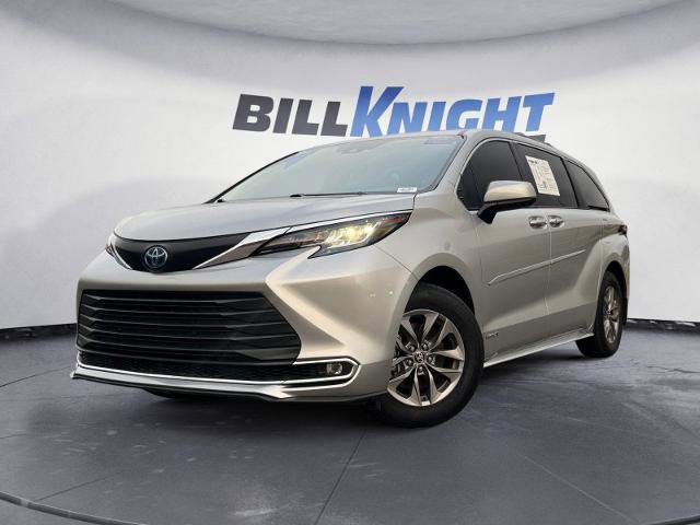 Used 2021 Toyota Sienna XLE image 1