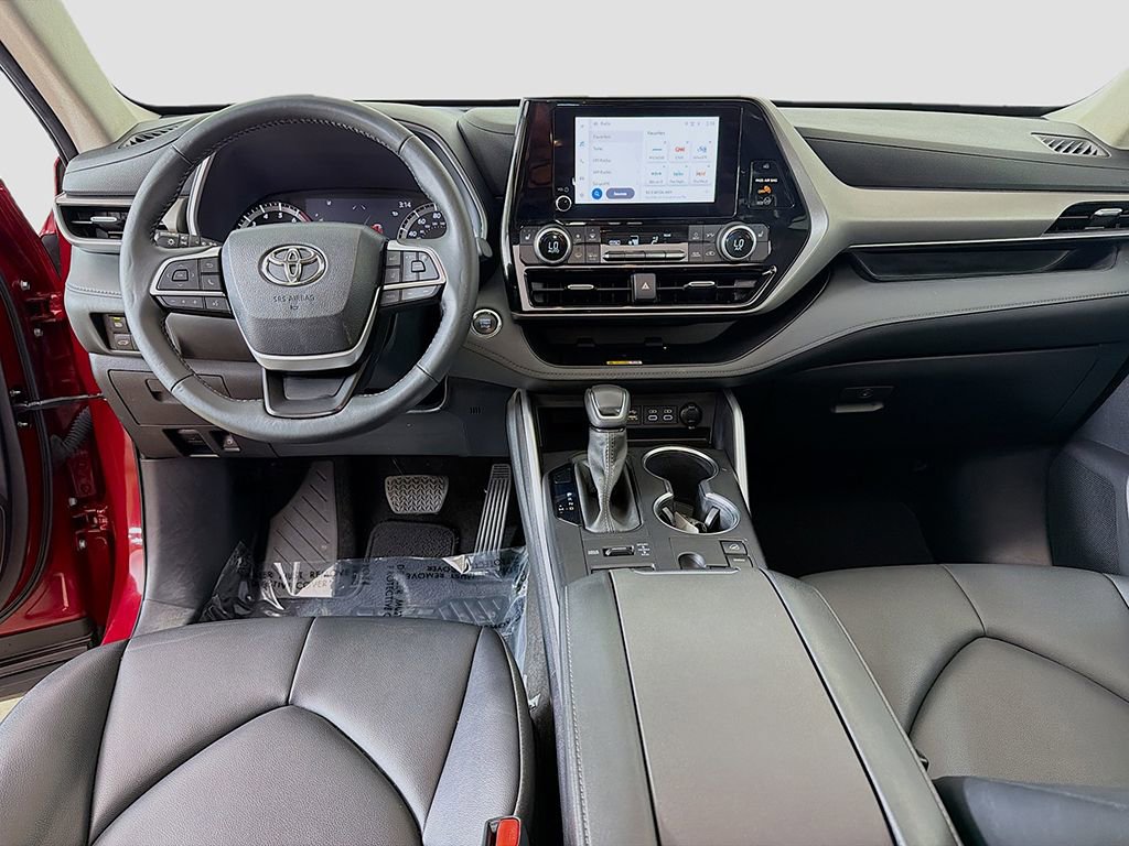 Used 2023 Toyota Highlander XLE AWD/4WD image 28