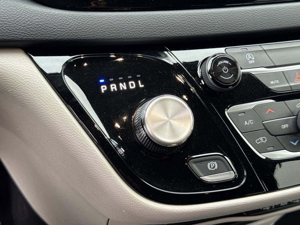 Used 2023 Chrysler Voyager LX image 25