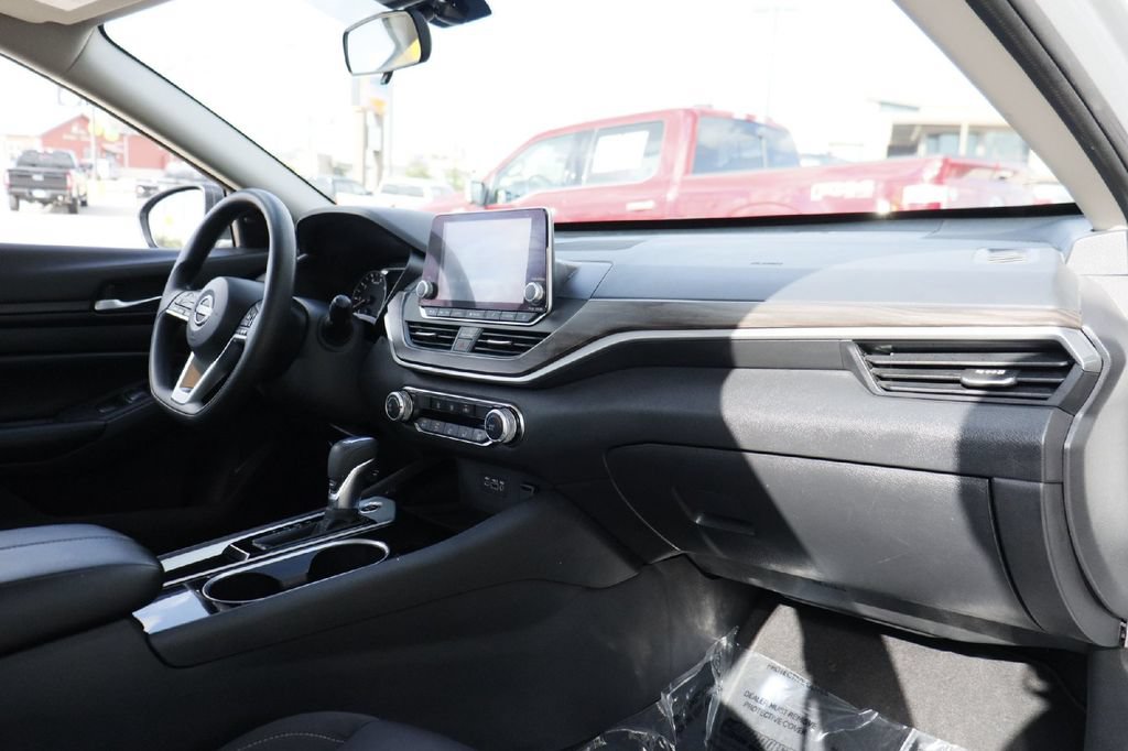 Used 2024 Nissan Altima 2.5 SV FWD image 15