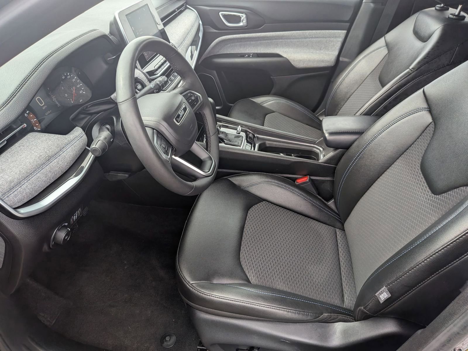 Used 2025 Jeep Compass Latitude w/ Sun & Sound Group AWD/4WD image 12