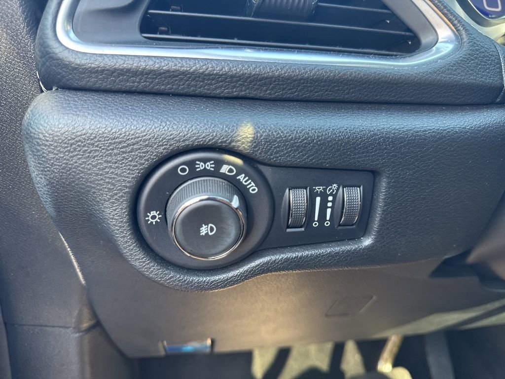 Used 2025 Chrysler Pacifica Limited image 30