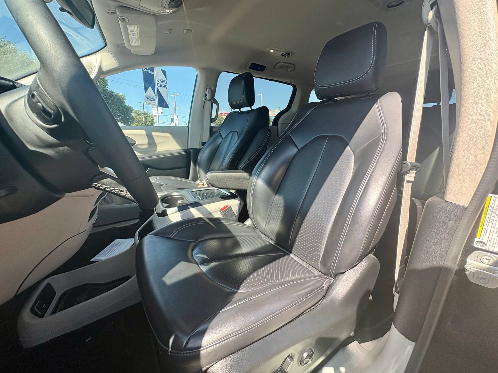 Used 2023 Chrysler Pacifica Touring-L FWD image 16