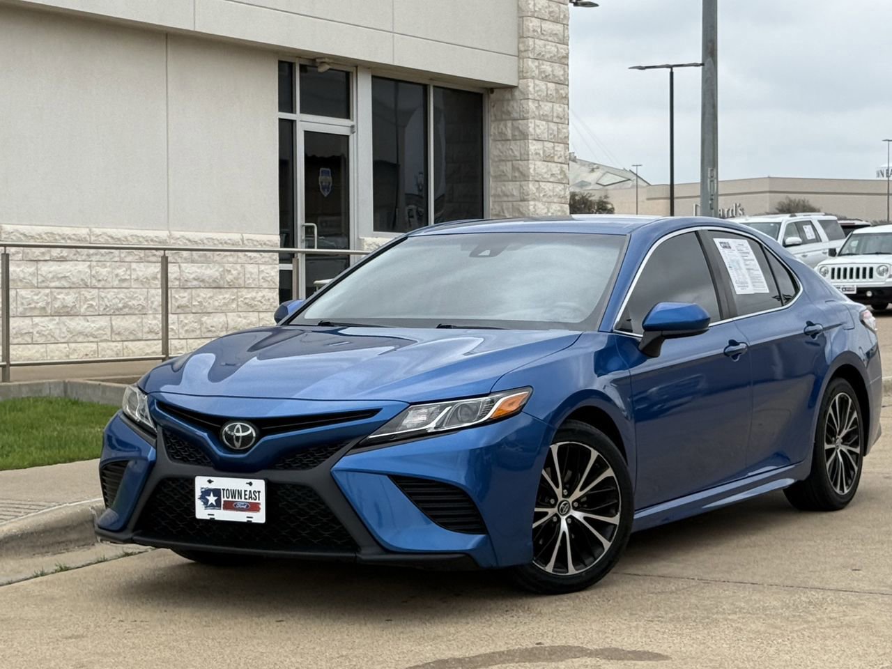 Used 2019 Toyota Camry SE image 2