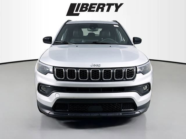 Used 2024 Jeep Compass Latitude image 8