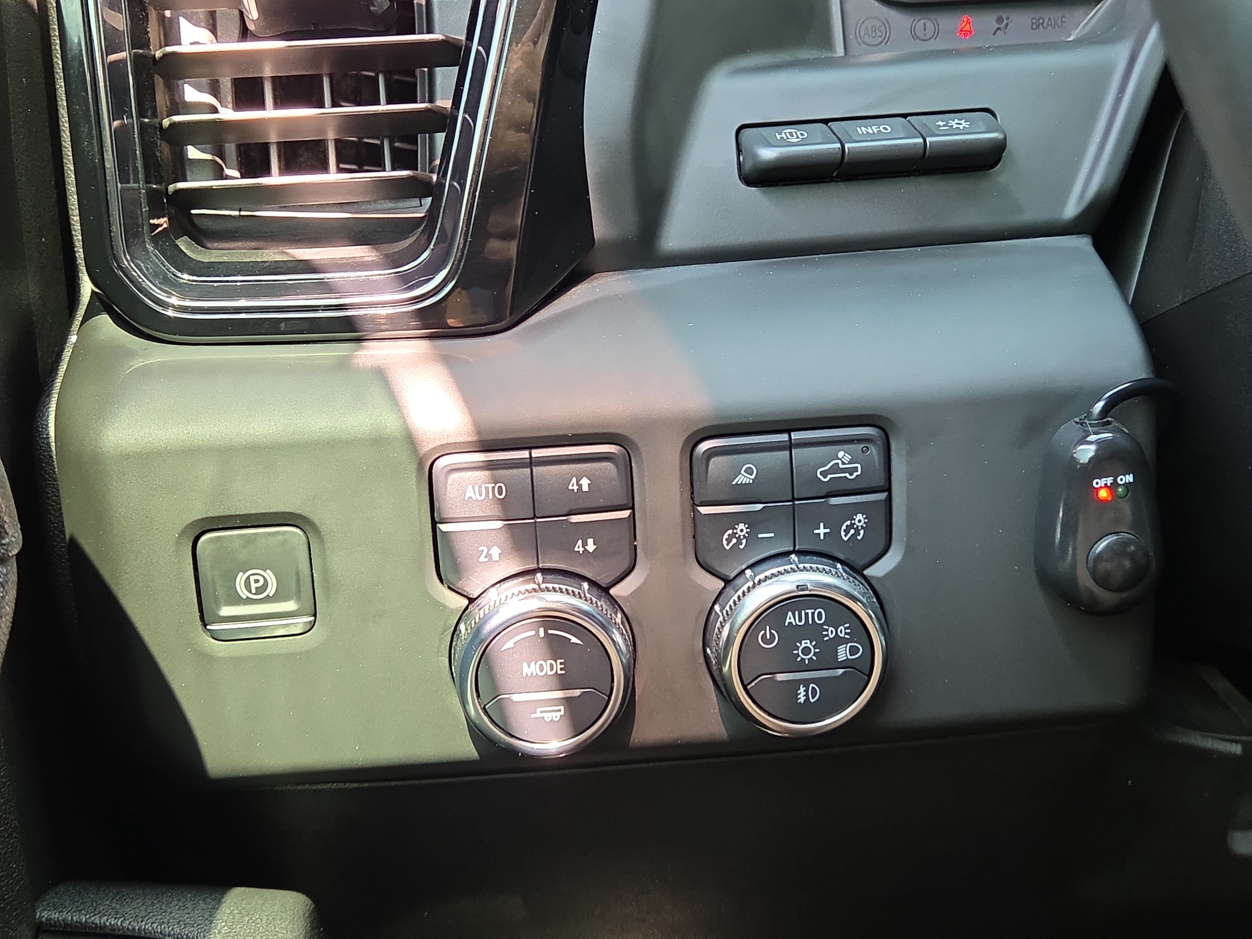 Used 2025 GMC Sierra 2500 AT4 w/ Technology Package AWD/4WD image 27