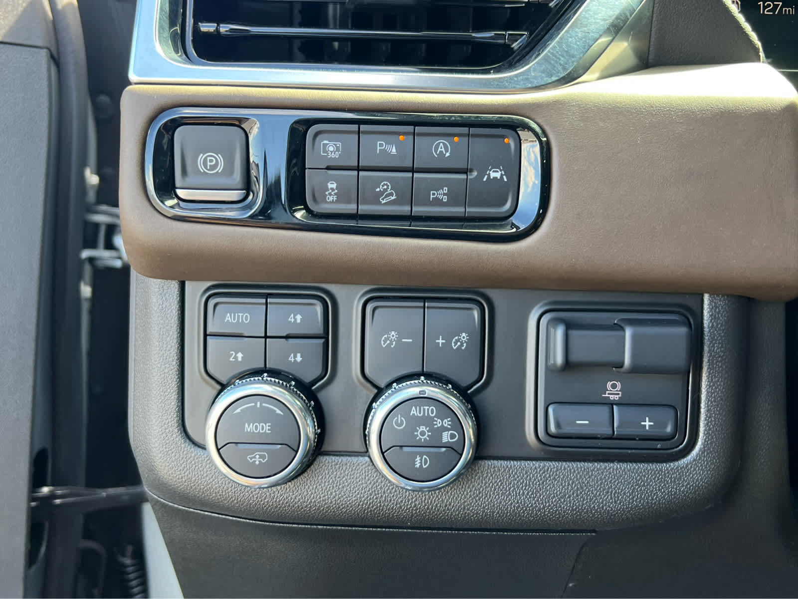 Used 2025 GMC Yukon Denali Ultimate AWD/4WD image 34
