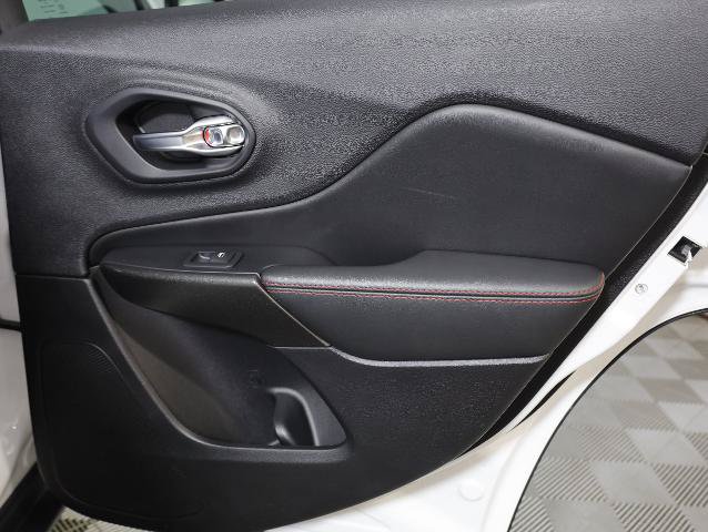 Used 2021 Jeep Cherokee Trailhawk AWD/4WD image 32