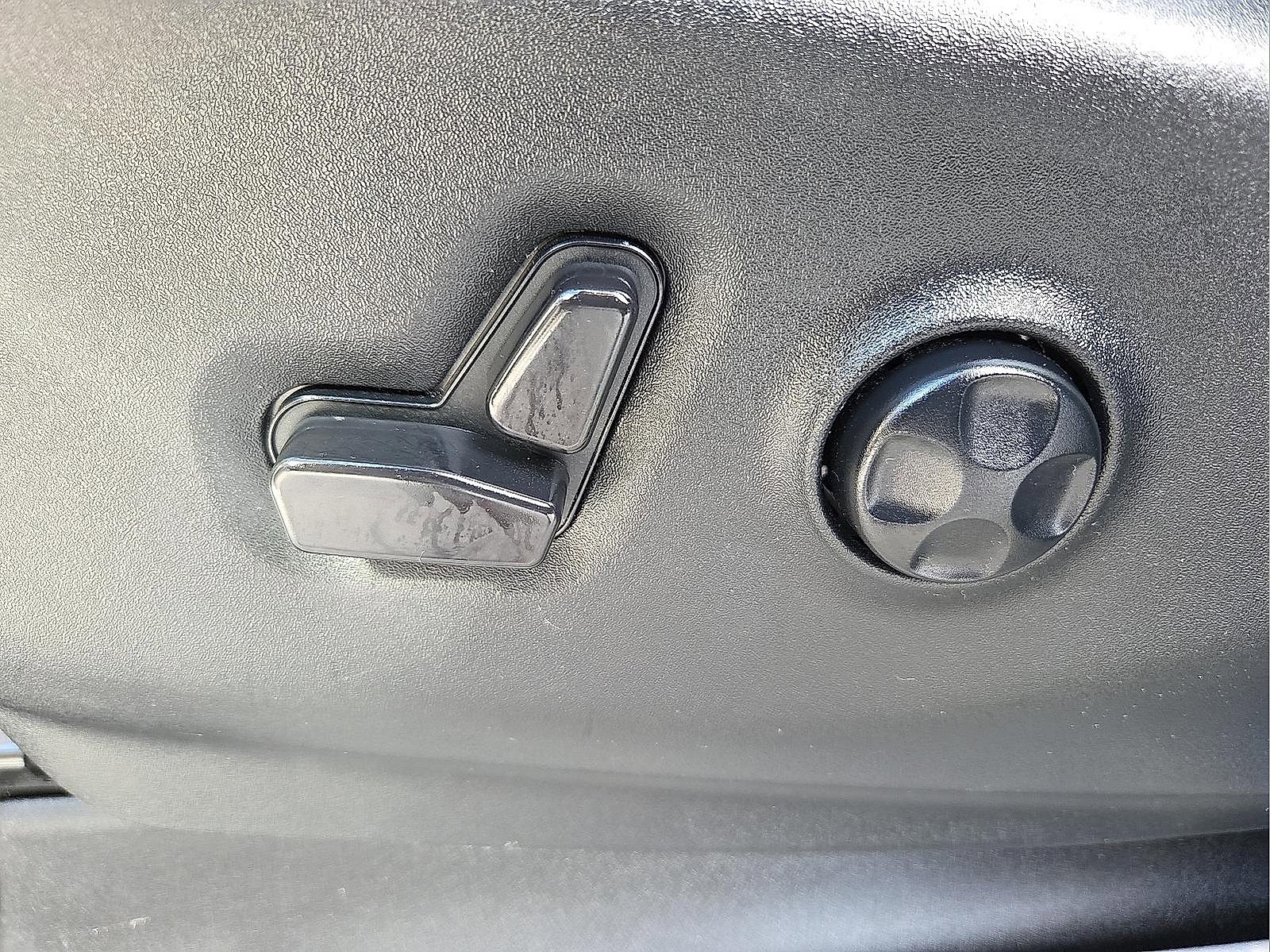 Used 2024 Chrysler Pacifica Touring-L image 16