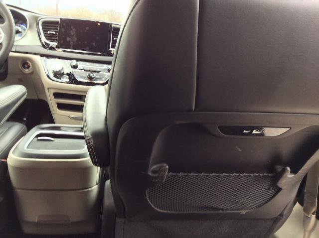 Used 2024 Chrysler Pacifica Touring-L image 17