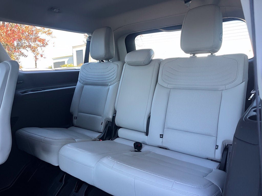 Certified 2025 Ford Expedition Max Platinum w/ Platinum Ultimate Package AWD/4WD image 16