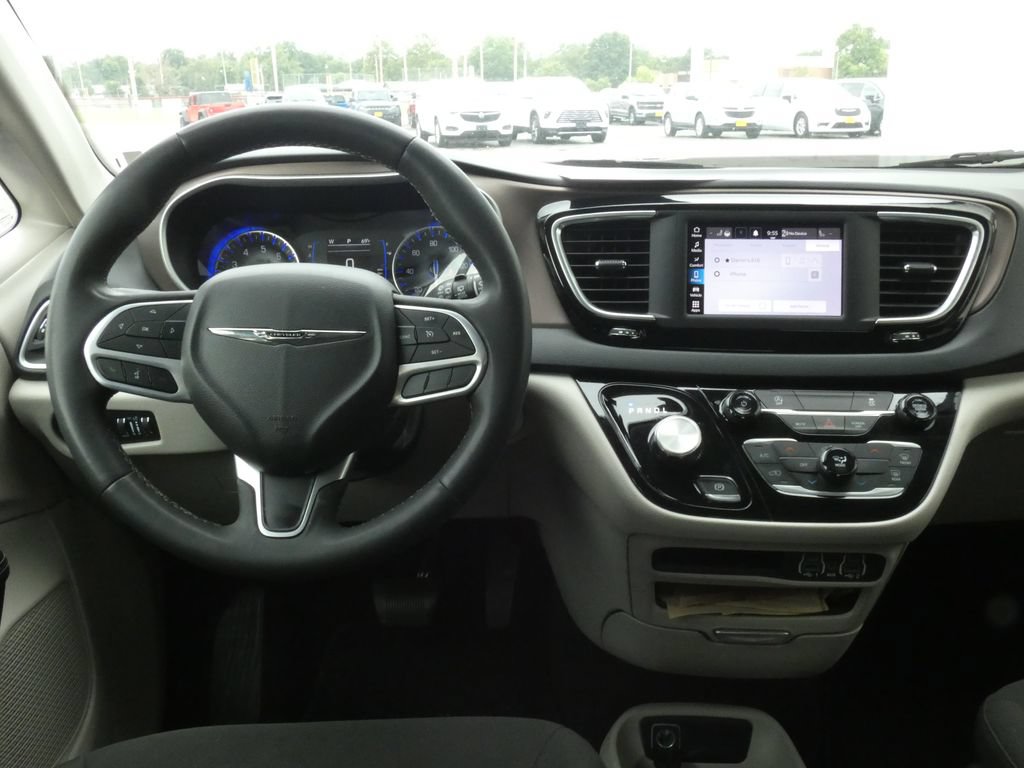 Used 2023 Chrysler Voyager LX FWD image 9