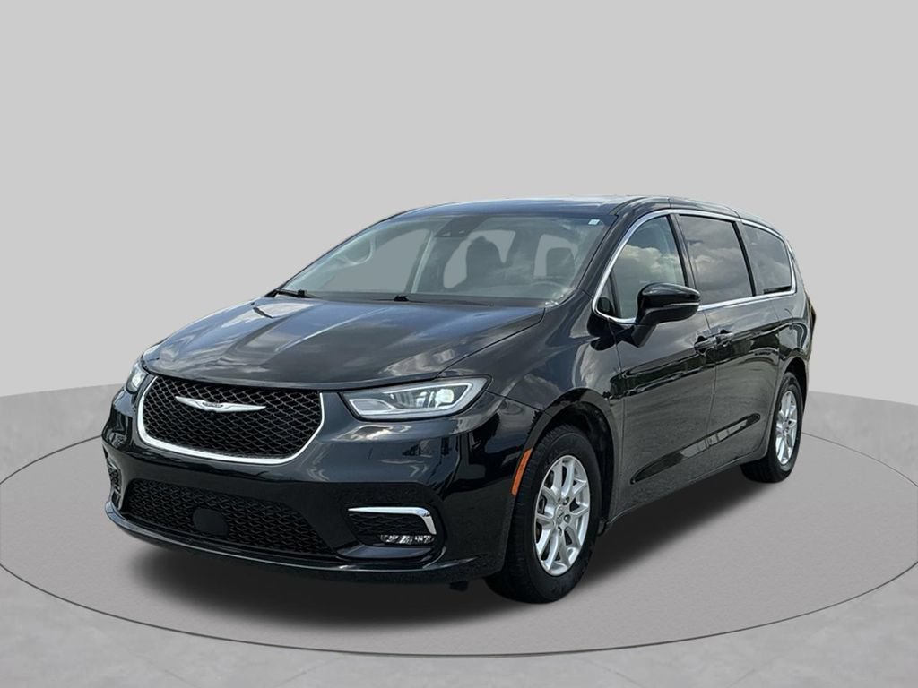 Used 2023 Chrysler Pacifica Touring-L FWD image 3
